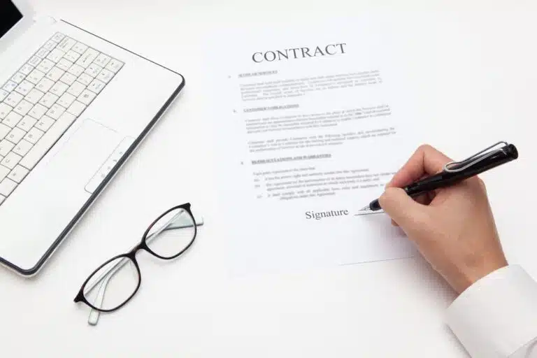 قرارداد پیمانکاری چیست؟ راهنمای جامع انواع قرارداد پیمانکاری